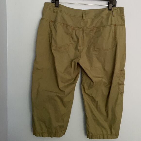 Sahalie Army Green Capris  Cargo Size 12 Snap - Picture 4 of 5